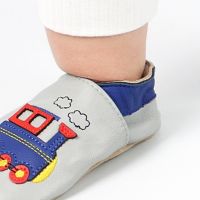 Dotty Fish Babyschuhe aus weichem Leder, getragen von einem kleinen Jungen