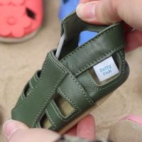 Dotty Fish blaue Babysandalen aus weichem Leder mit Gummizug an den Knöcheln