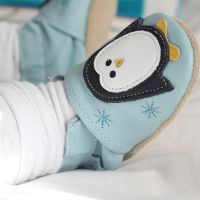 Percy Pinguin Babyschuhe aus weichem Leder von Dotty Fish mit Gummizug an den Knöcheln