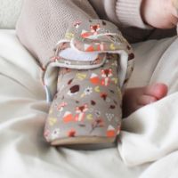 Elastische Knöchel, damit die Babyschuhe an den Füßen des Babys bleiben