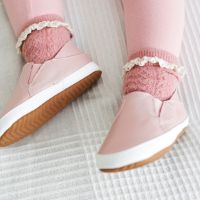 Kleinkind mit rosa Slippern von Dotty Fish