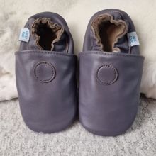 Schlichte graue Schuhe mit Gummisohle