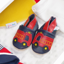 Rotes Feuerwehrauto Schuhe mit weicher Sohle