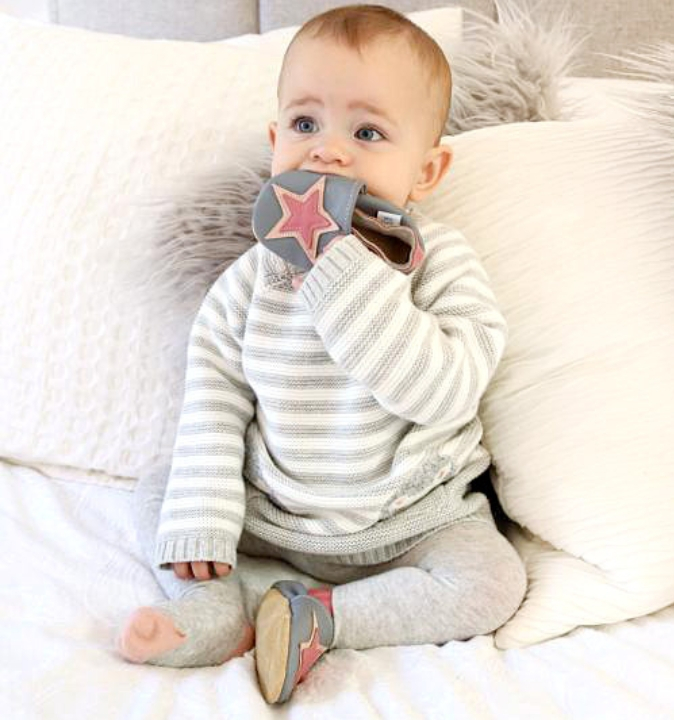 Babymädchen trägt graue Sternenschuhe von Dotty Fish