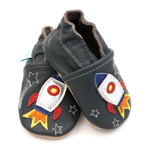 Anthrazitfarbene Dotty Fish Kinderschuhe mit weicher Sohle und einem silbernen, roten und blauen Weltraumraketen-Design.