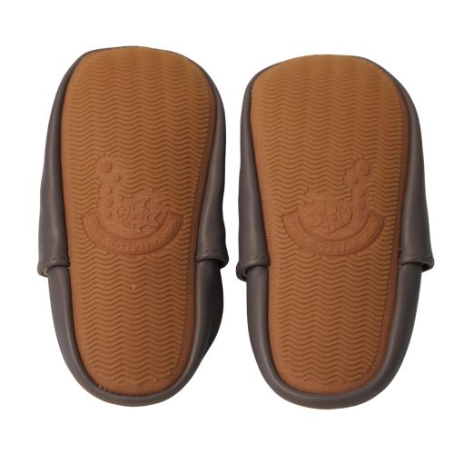 Schlichte graue Schuhe mit Gummisohle