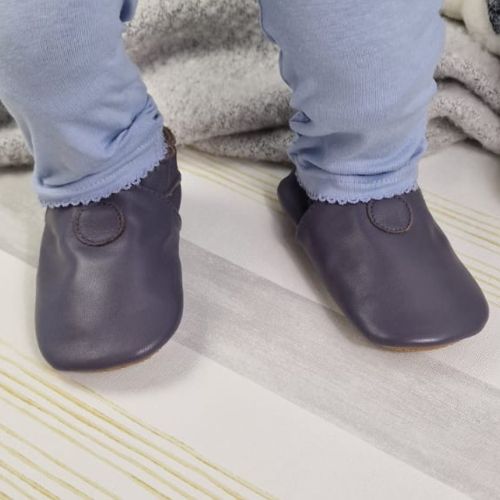 Schlichte graue Schuhe mit Gummisohle
