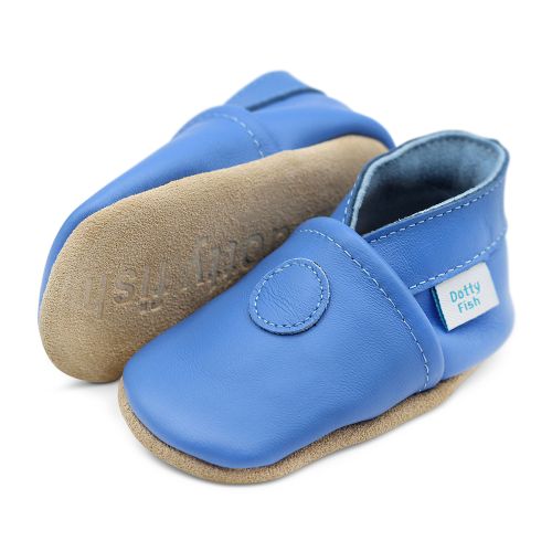 Schlichte blaue Schuhe mit weicher Sohle