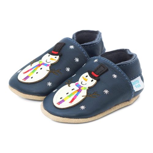 Marineblaue Dotty Fish Lauflernschuhe aus Leder mit weicher Sohle, weißem Schneemann mit schwarzem Hut und gesticktem Regenbogenschal.