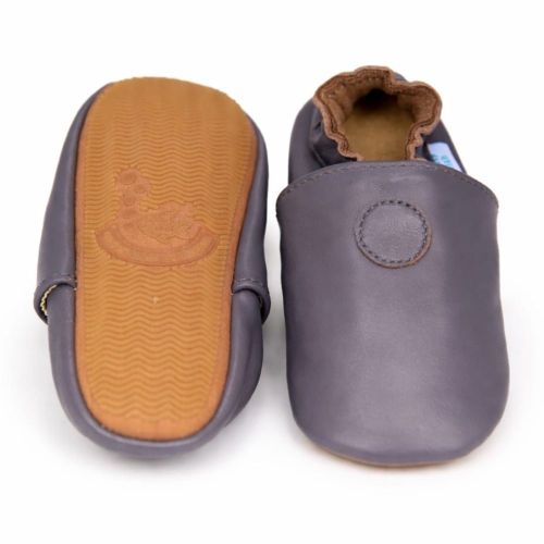 Schlichte graue Schuhe mit Gummisohle