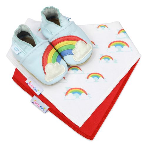 Dotty Fish Baby-Geschenkset mit Regenbogenschuhen aus Leder, einem roten Baumwolllätzchen und einem Baumwolllätzchen mit Regenbogenmuster.