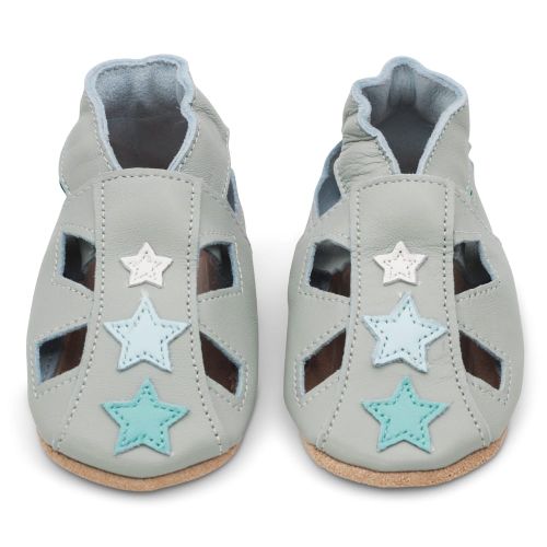 Graue Ledersandalen Dotty Fish für Babys und Kleinkinder mit weicher Sohle und blauen Sternen.