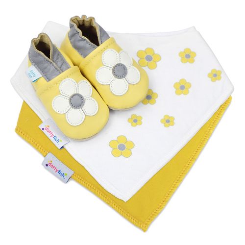 Dotty Fish Baby-Geschenkset bestehend aus gelben Lederschuhen mit weißer Blume, einem gelben Baumwoll-Lätzchen und einem gelben Baumwoll-Lätzchen mit Blume.