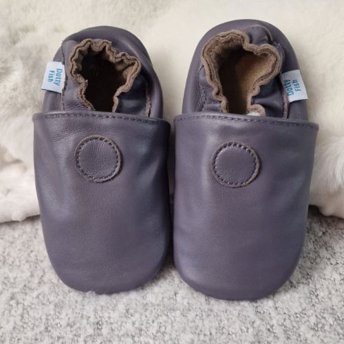 Schlichte graue Schuhe mit Gummisohle