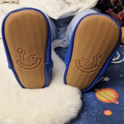 Schlichte blaue Schuhe mit Gummisohle