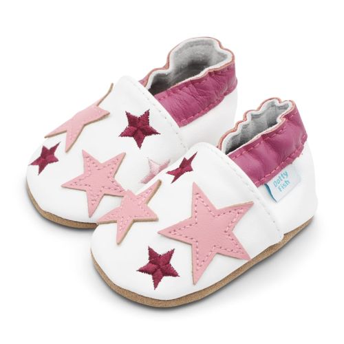 Weiße Dotty Fish Lauflernschuhe aus Leder mit weicher Sohle, rosa Knöchelrand und rosa Sternen.