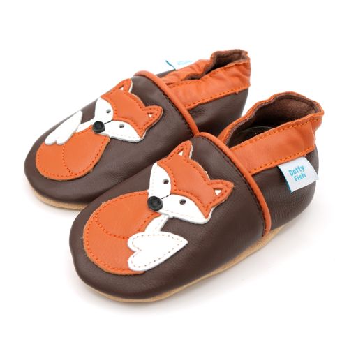 Dotty Fish Lauflernschuhe aus braunem Leder mit weicher Sohle, orangefarbenem Knöchelrand und orange-weißem Fuchsdesign.