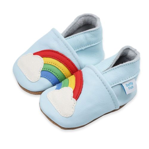 Himmelblaue Dotty Fish Lauflernschuhe aus Leder mit weicher Sohle und Regenbogen- und Wolkenmotiv.