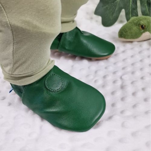 Schlichte grüne Schuhe mit Gummisohle
