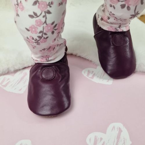 Schlichte traubenfarbe Schuhe mit Gummisohle