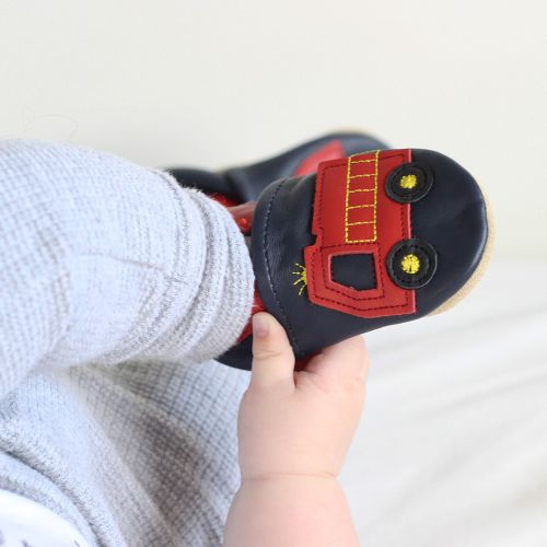 Rotes Feuerwehrauto Schuhe mit weicher Sohle