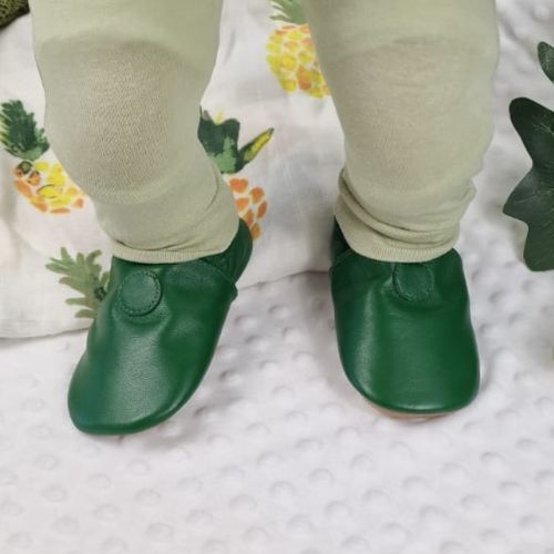 Schlichte grüne Schuhe mit Gummisohle