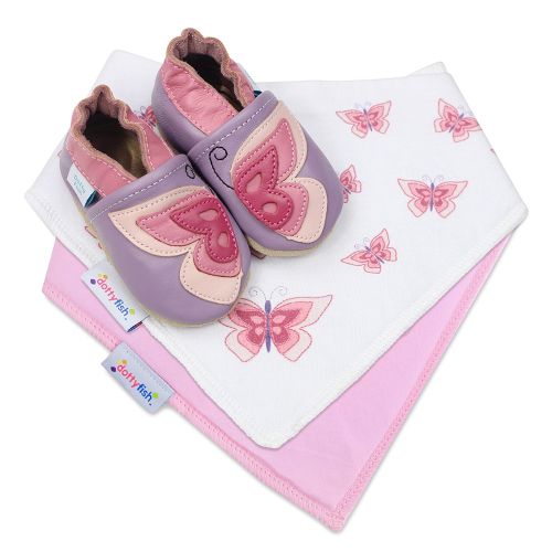 Dotty Fish Baby-Geschenkset bestehend aus lila Lederschuhen mit rosa Schmetterling, einem rosa Baumwolllätzchen und einem rosa Schmetterlingslätzchen aus Baumwolle.