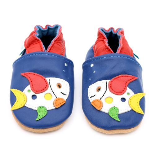 Blaue Dotty Fish Baby- und Kleinkinderschuhe aus Leder mit weicher Sohle und mehrfarbigem Fischmuster.