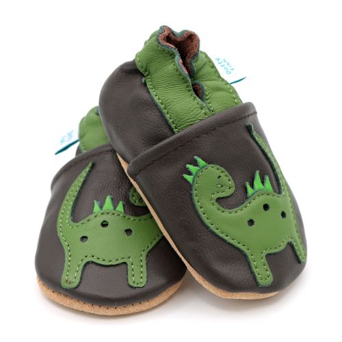 Braune Dotty Fish Kleinkinderschuhe mit weicher Sohle, grünem Knöchelrand und Dinosauriermotiv.