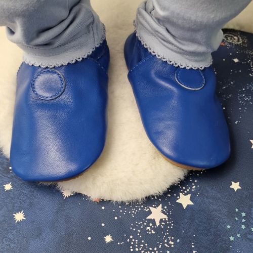 Schlichte blaue Schuhe mit Gummisohle
