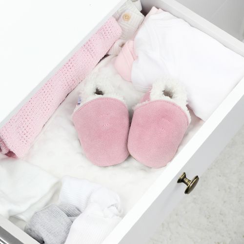 Blassrosa Wildlederpantoffeln mit Fleecefutter, in der Schublade.