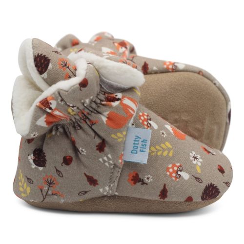 Dotty Fish hellbraune Baby-Barfußschuhe aus Baumwolle mit weicher Sohle, mit Waldtiermotiv und flauschigem weißen Fleecefutter.