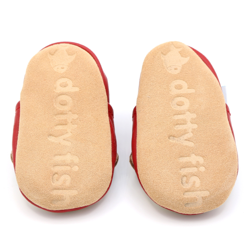 Rote Krabbelschuhe
