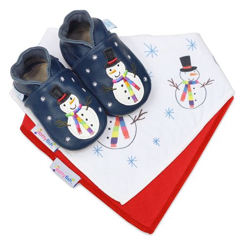 Dotty Fish Baby-Weihnachtsgeschenk-Set mit Schneemann-Schuhen aus marineblauem Leder, einem roten Baumwoll-Lätzchen und einem Baumwoll-Lätzchen mit Schneemann-Muster.