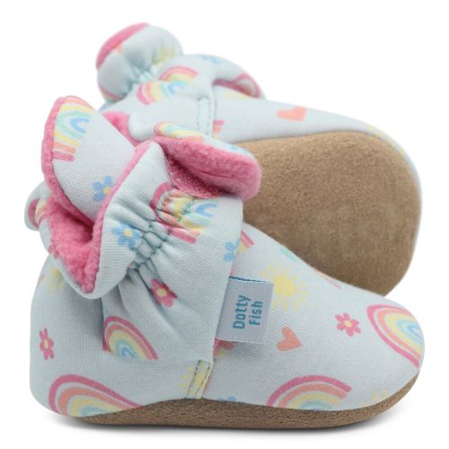 Dotty Fish hellblaue Baby-Barfußschuhe aus Baumwolle mit weicher Sohle, mit Regenbogen-, Herz-, Sonnen- und Blumenmuster und flauschigem rosa Fleecefutter.