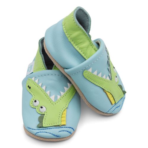 Hellblaue Dotty Fish Kleinkinderschuhe mit weicher Sohle, grünem Knöchelrand und Krokodilmuster.