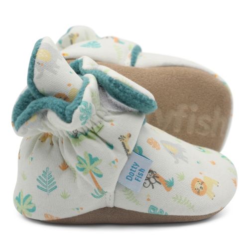 Dotty Fish cremefarbene Baby-Barfußschuhe aus Baumwolle mit weicher Sohle, mit Safaritiermotiv und flauschigem dunkelgrünem Fleecefutter.