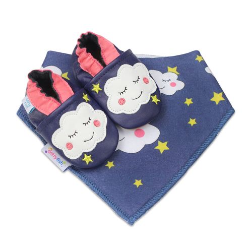 Dotty Fish Geschenkset mit marineblauen Schuhen mit weißer Wolke und passendem Lätzchen mit Wolke und Stern.