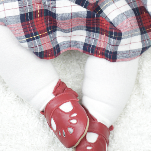 Kleinkind trägt rote Leder Dotty Fish Baby und Kleinkind Mädchen weiche Sohle T-bar Schuhe.