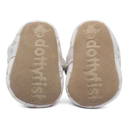 Weiche Wildledersohlen für Babystiefel, mit dem Dotty Fish-Logo bedruckt.
