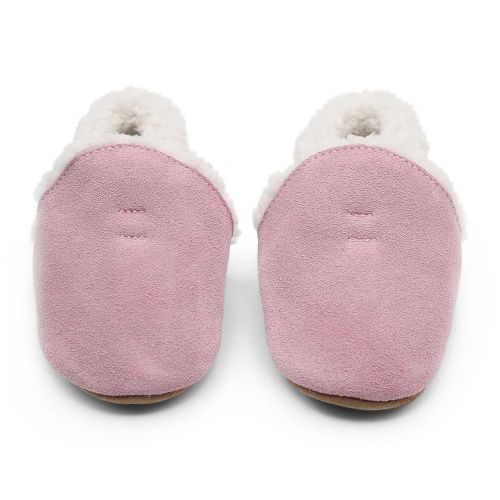 Dotty Fish Kinderpantoffeln aus weichem rosa Wildleder mit weicher Sohle und warmem Fleecefutter.