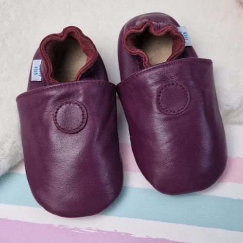 Schlichte traubenfarbe Schuhe mit Gummisohle