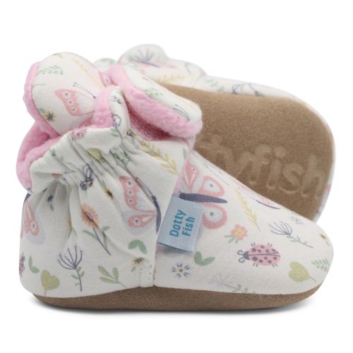 Dotty Fish cremefarbene Baby-Barfußschuhe aus Baumwolle mit weicher Sohle, mit Schmetterlings- und Bienendesign und flauschigem hellrosa Fleecefutter.