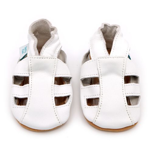 Weiße Leder Dotty Fish Baby- und Kleinkindersandalen mit weicher Sohle für Mädchen und Jungen.