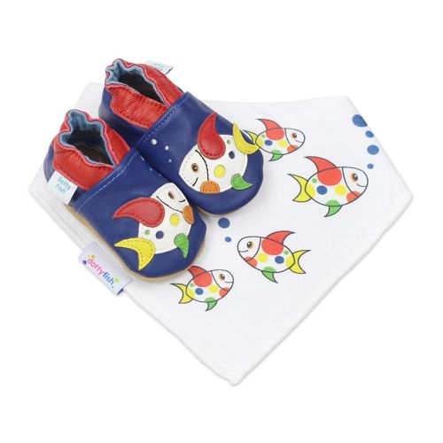 Blaue Dotty Fish Schuhe mit weicher Sohle für Kleinkinder mit mehrfarbigem Fischmuster und passendem weißen Lätzchen mit Fischmuster.