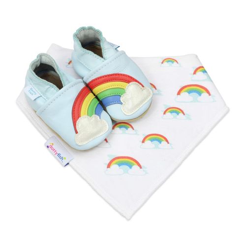 Hellblaue Dotty Fish Schuhe mit weicher Sohle und Regenbogen- und Wolkenmuster, mit passendem weißen Lätzchen mit Regenbogen- und Wolkenmuster.