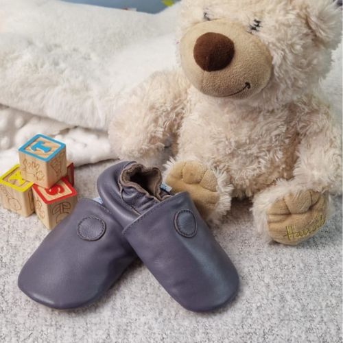 Schlichte graue Schuhe mit Gummisohle