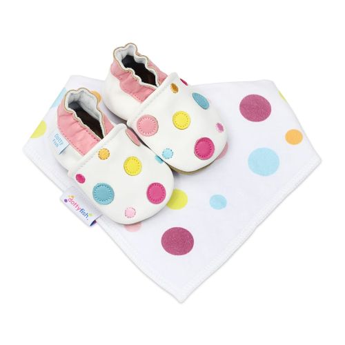 Dotty Fish Geschenkset bestehend aus weißen Schuhen mit bunten Tupfen und einem passenden Lätzchen mit bunten Tupfen.