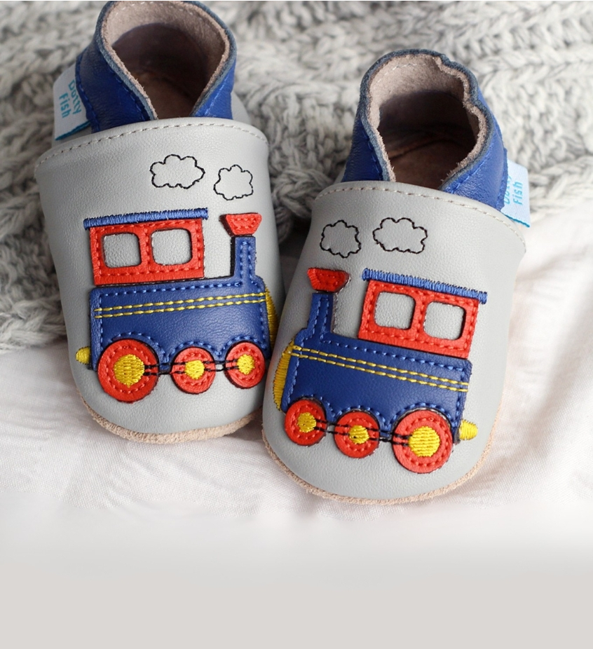 Graue, rote und blaue Dampflok-Schuhe von Dotty Fish