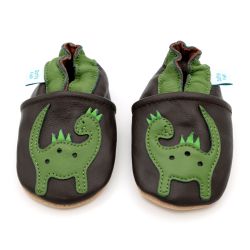 Dotty Fish Baby- und Kleinkinderschuhe aus braunem Leder mit weicher Sohle, grünem Knöchelrand und Dinosauriermotiv.